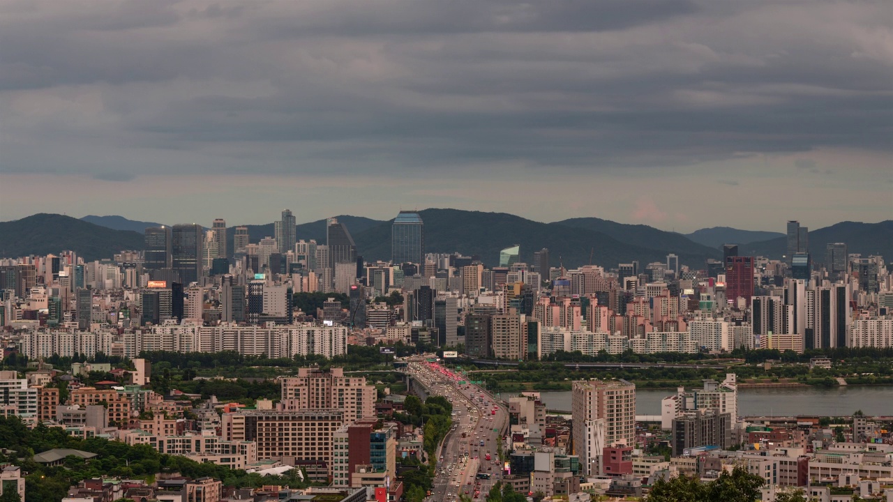 汽车出行:韩国首尔，汉南桥附近/龙山区和江南区视频素材