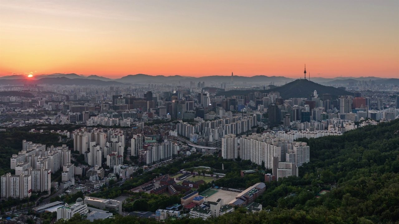 在首尔中区和钟路区N首尔塔周围的市中心日出，在西大门区从安山山看到的西大门独立公园视频素材