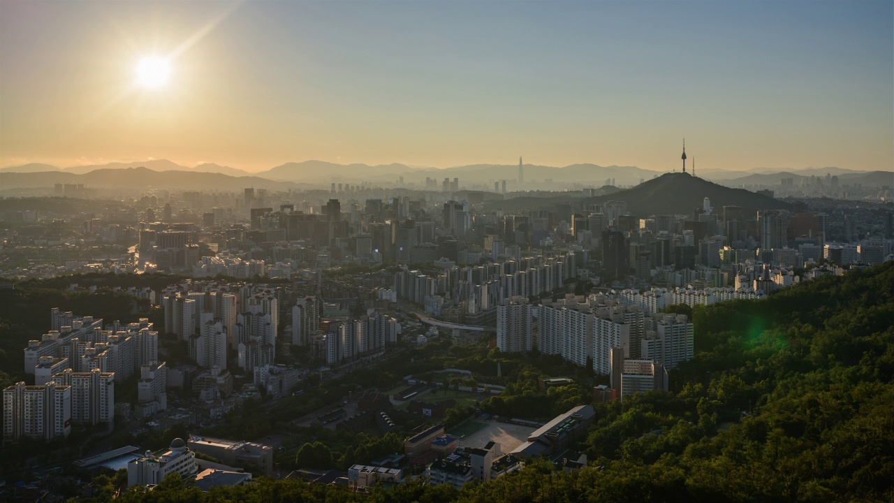 在首尔中区和钟路区N首尔塔周围的市中心日出，在西大门区从安山山看到的西大门独立公园视频素材