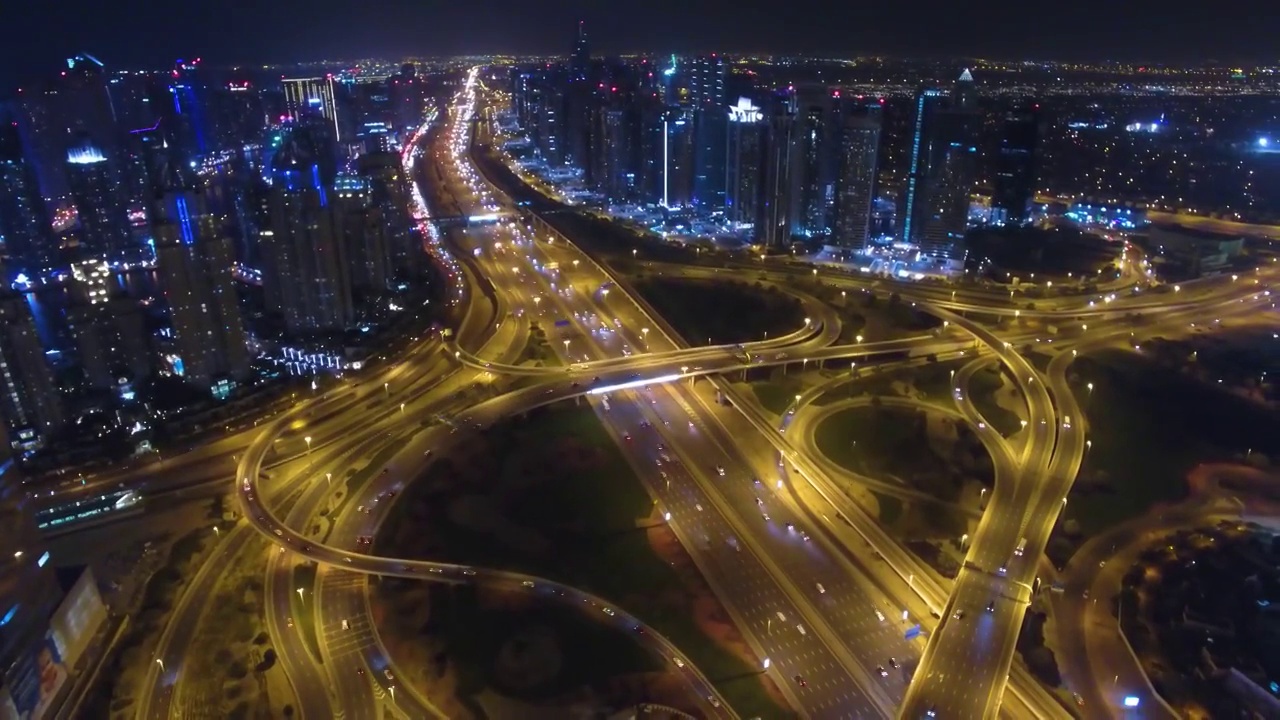 鸟瞰图的城市交叉天桥在夜间高峰时段交通城市全景迪拜。视频素材