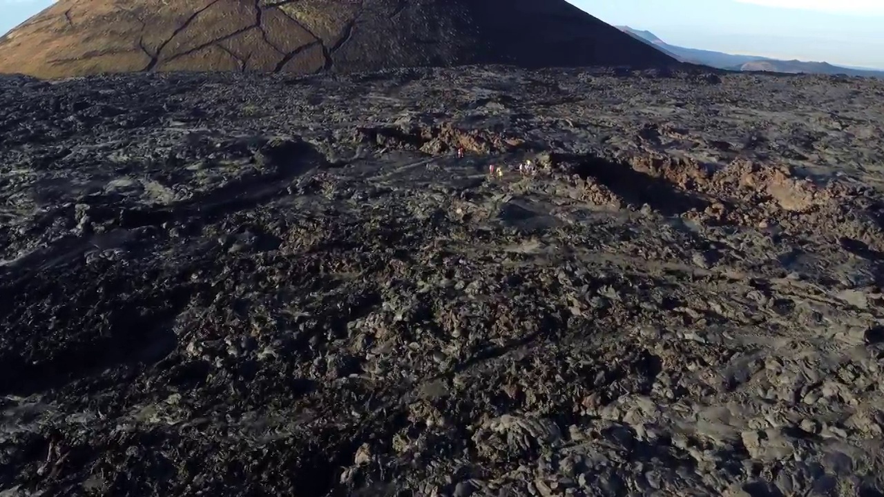 火山背景上巨大的冰冻熔岩场视频素材