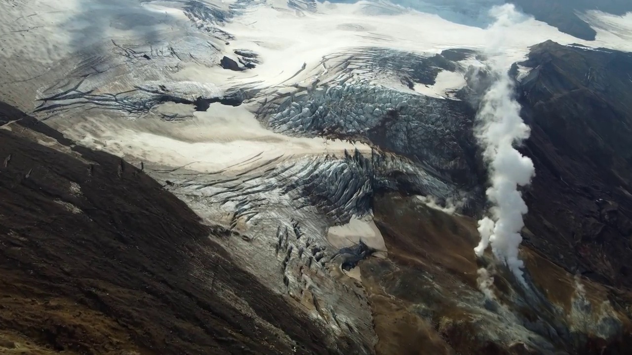 烟雾缭绕的火山里的冰川视频素材