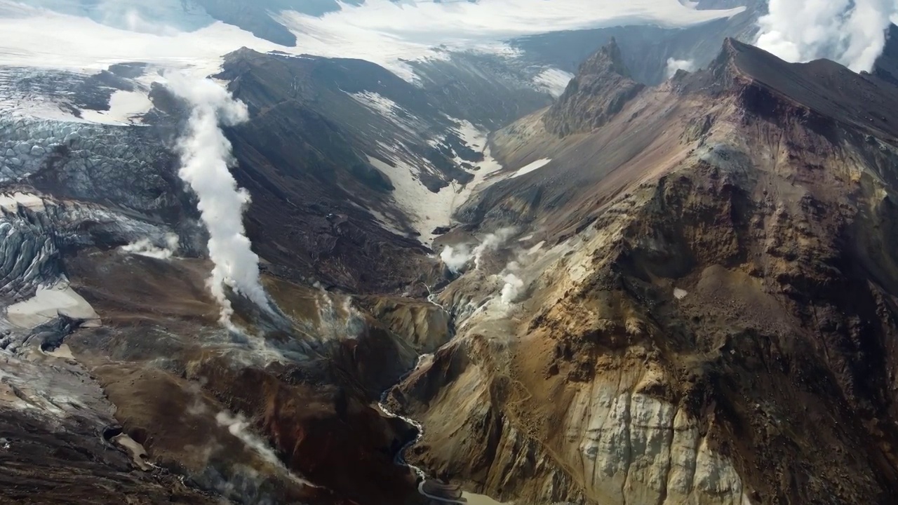 活火山和烟雾中的冰川视频素材