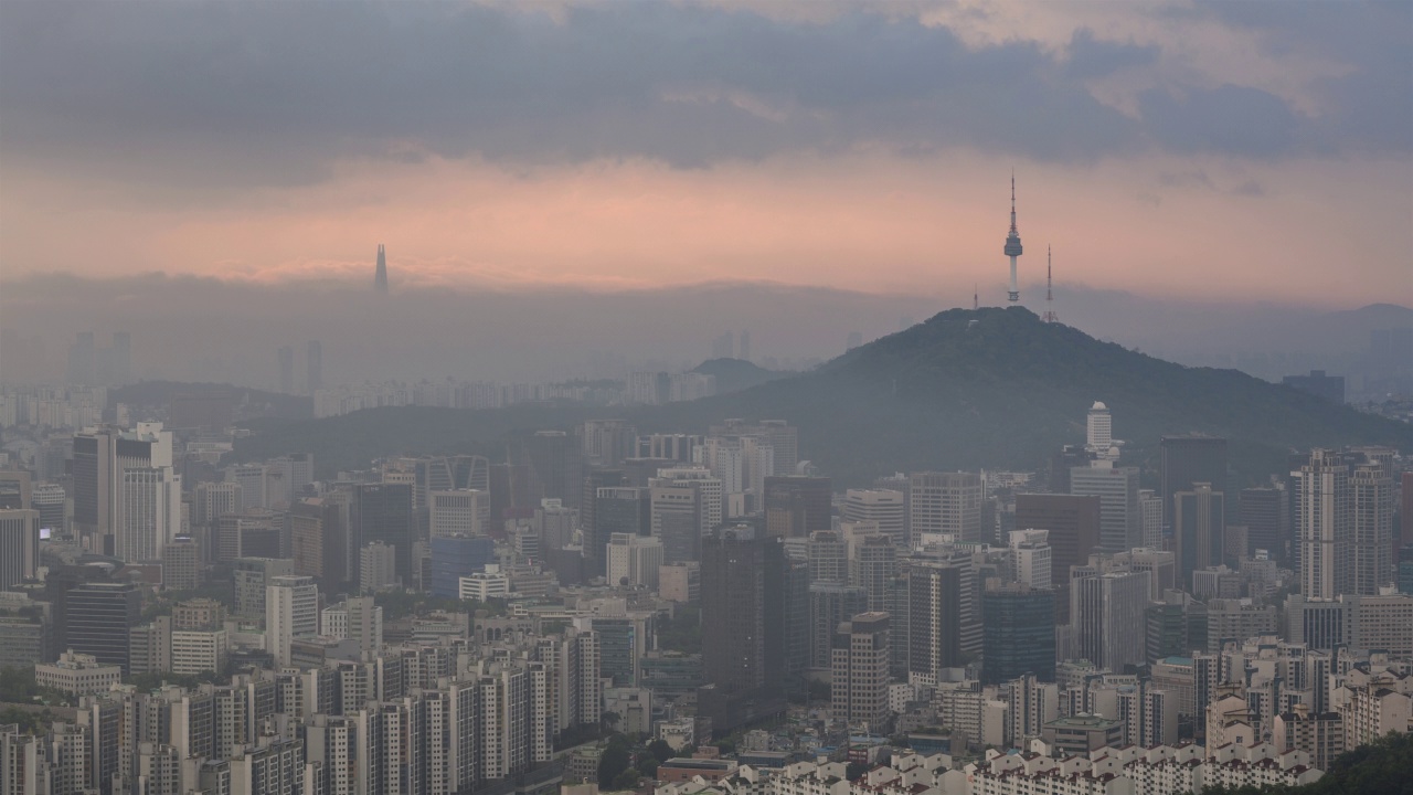 雾笼罩的市中心，在西大门区和中区的N首尔塔周围，从安山山/韩国首尔视频素材