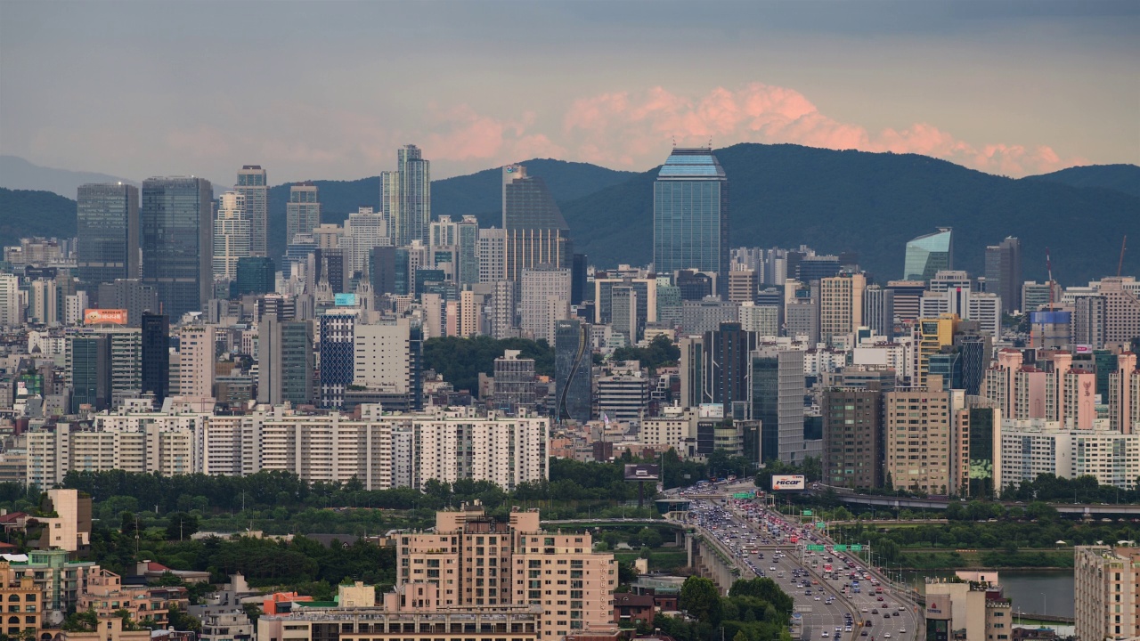 汽车出行:韩国首尔，汉南桥附近/龙山区和江南区视频素材