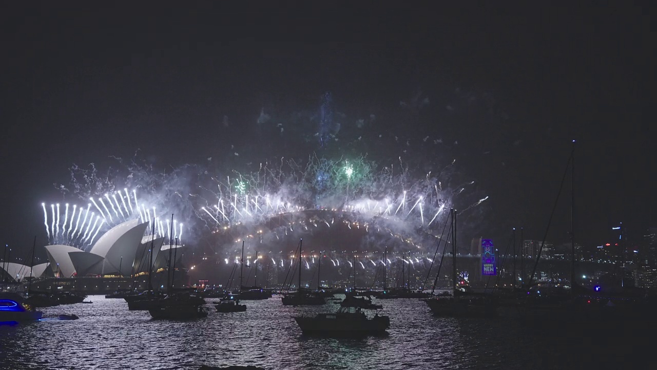 夜景-烟花在悉尼歌剧院和悉尼海港大桥/悉尼，澳大利亚视频素材