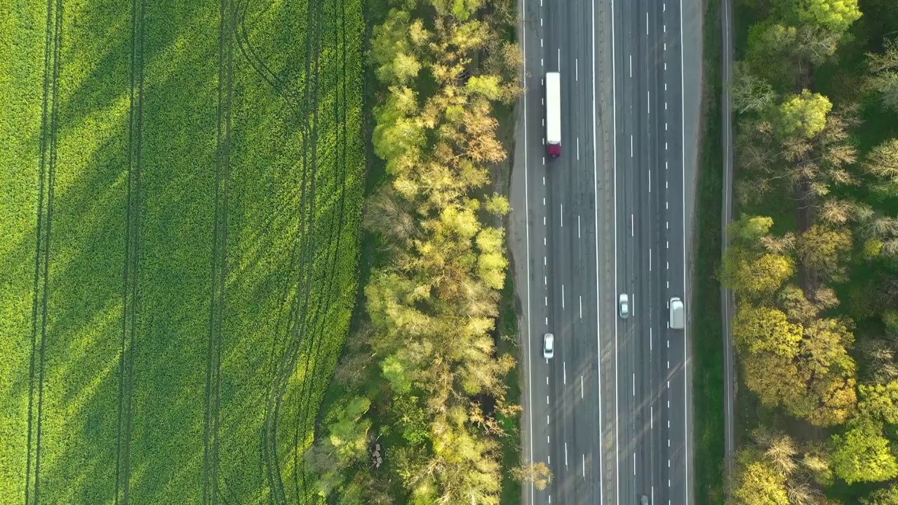 高速公路上的交通通过森林深处鸟瞰。视频下载