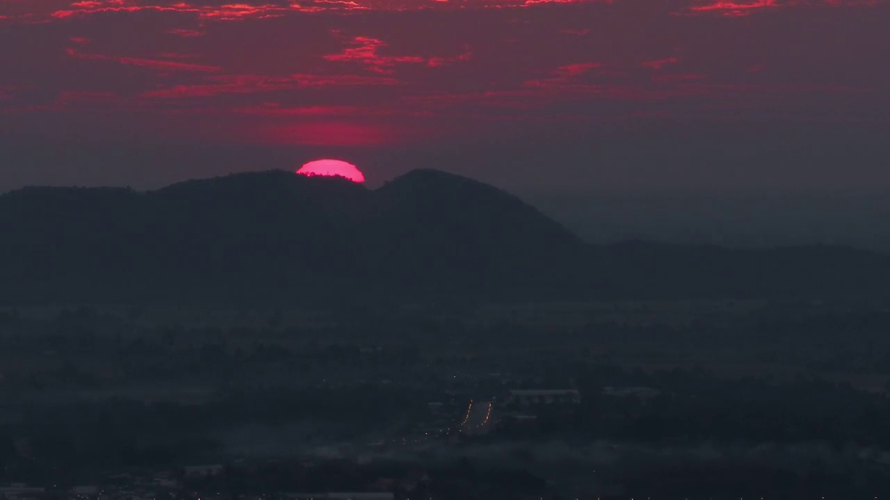 太阳正从云层中升起视频素材