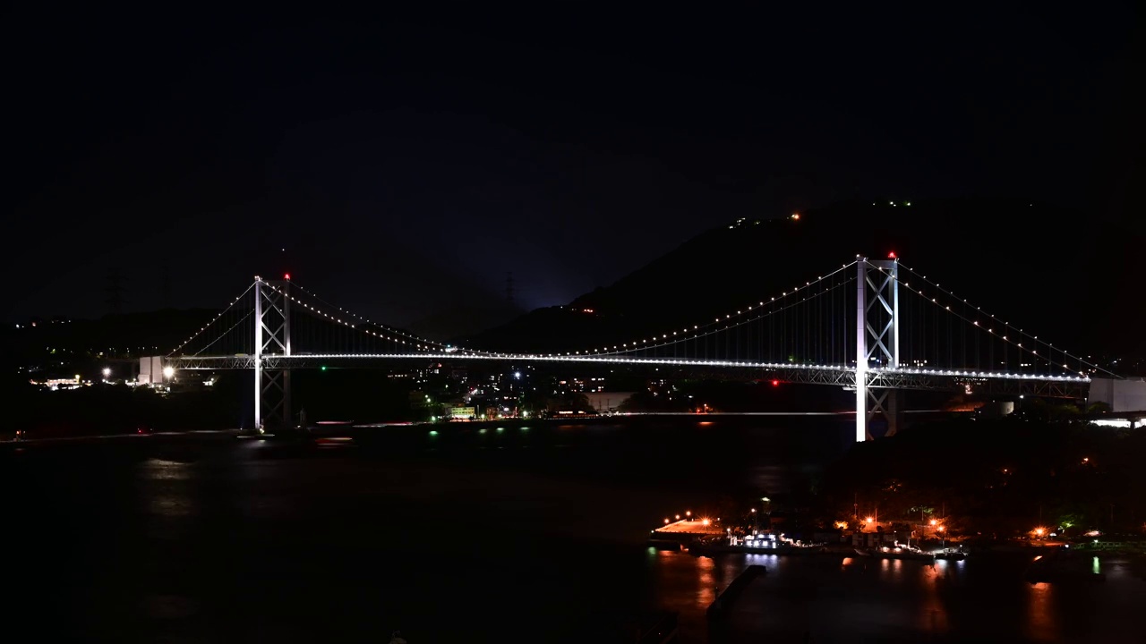 透过夜景的时间推移，可以看到戡门海峡及戡门大桥视频素材