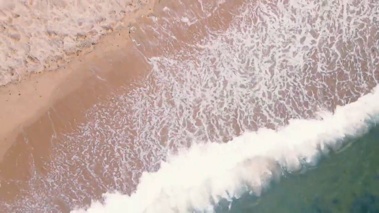 海浪和海滩鸟瞰图，自然背景。视频素材