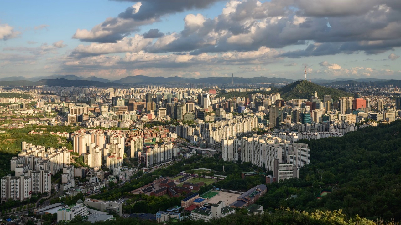 从白天到晚上——首尔中区和钟路区N首尔塔周围的市中心和西大门区西大门独立公园，从安山看/韩国首尔视频素材