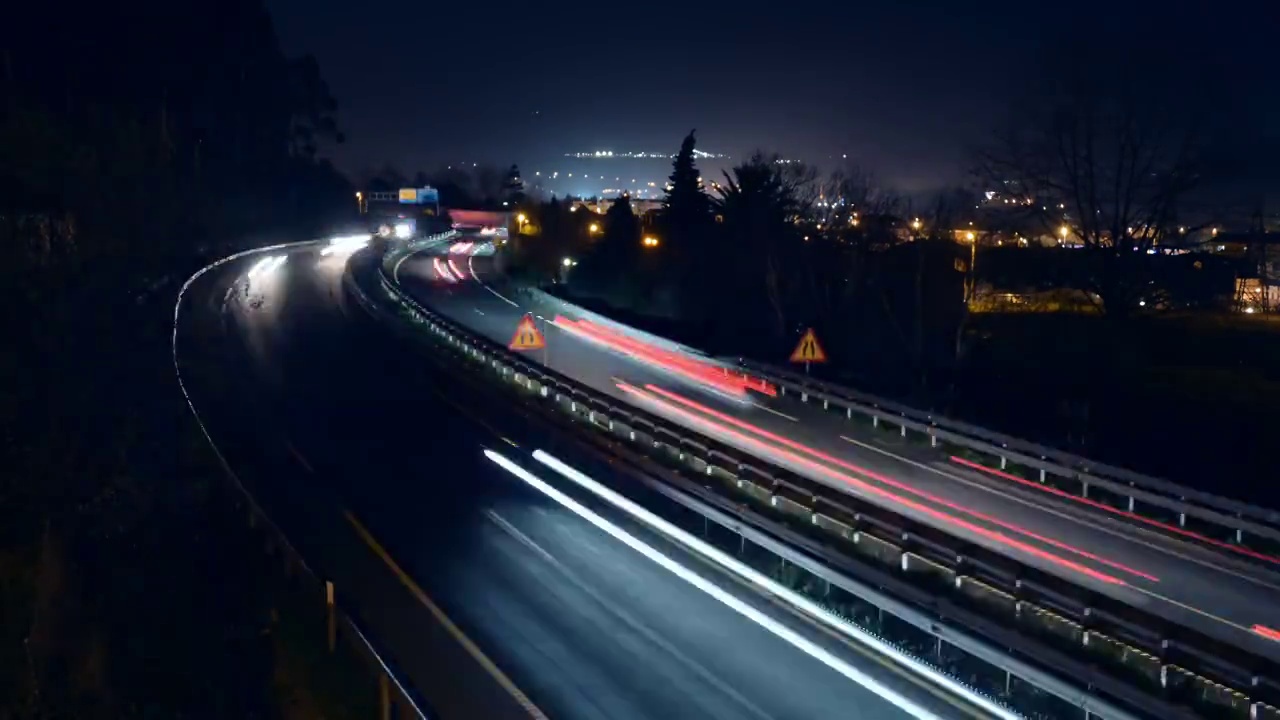 夜间高速公路上交通的时间间隔视频素材