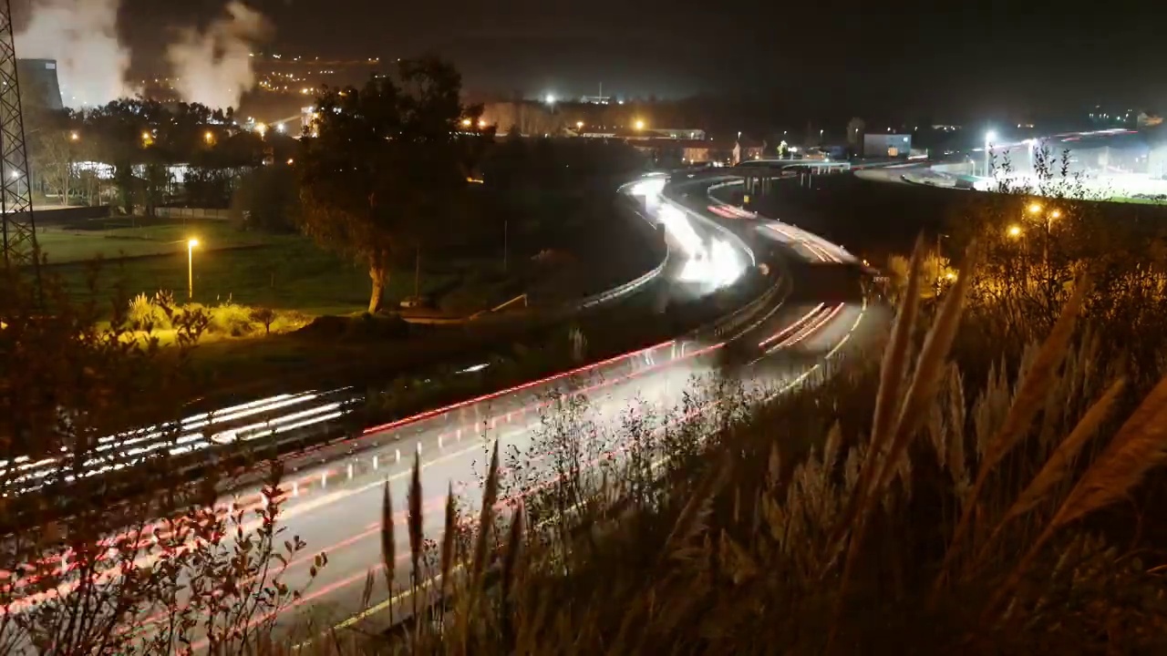 夜间高速公路上交通的时间间隔视频素材