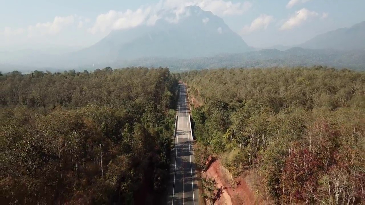 鸟瞰通往泰国清迈省Doi Luang Chiang Dao山的漫长道路。视频素材