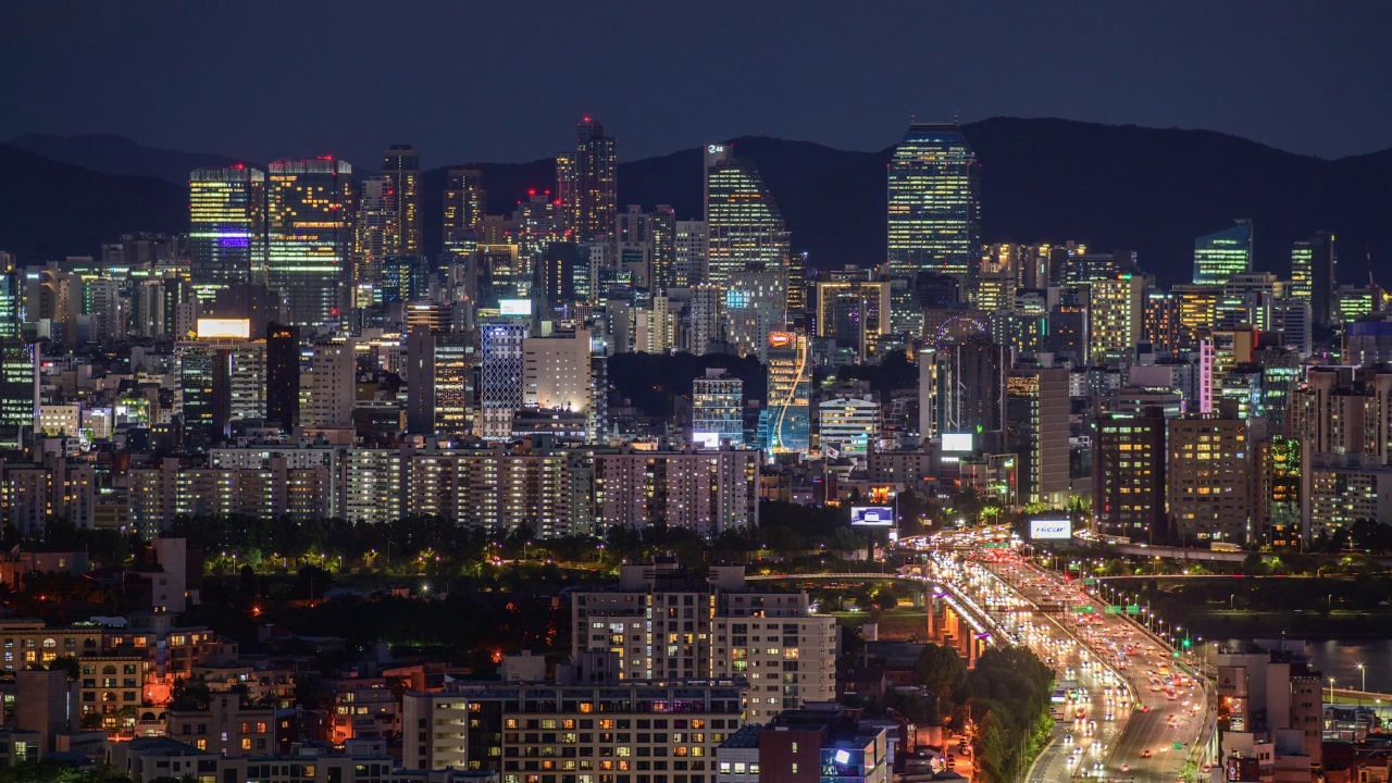 车辆移动-夜间Hannam大桥附近的市中心/韩国首尔龙山区和江南区视频素材