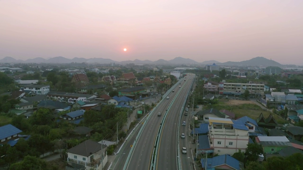 俯瞰街道道路与住宅建筑，Ratchaburi天际线，泰国。亚洲的城市。建筑景观背景。视频素材