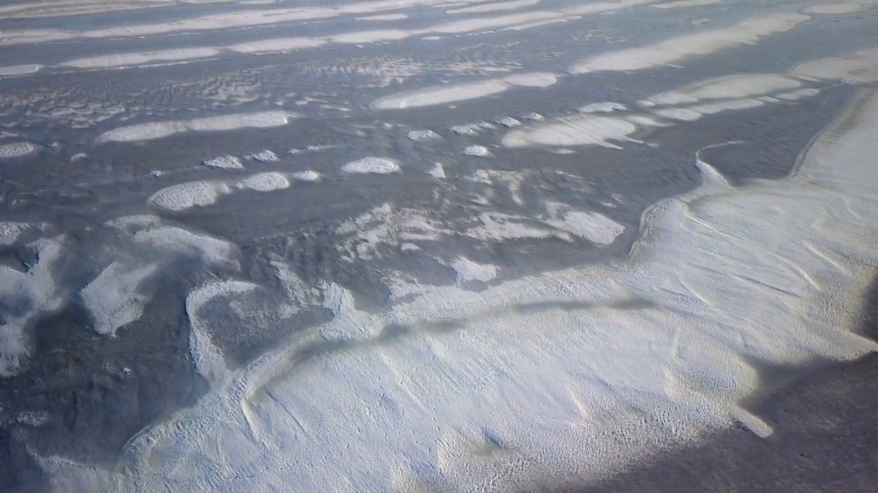 在芬兰，厚厚的白雪把水冻住了视频素材