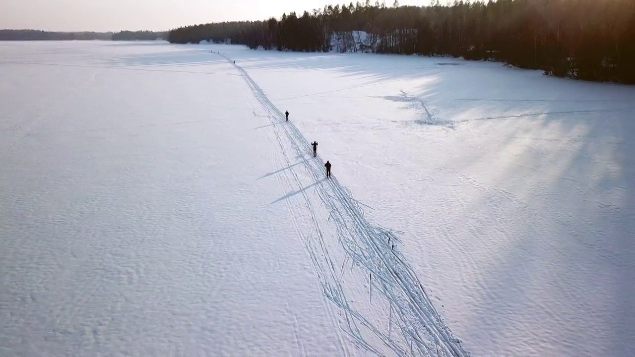 芬兰，四个人在厚厚的雪地上滑雪视频素材