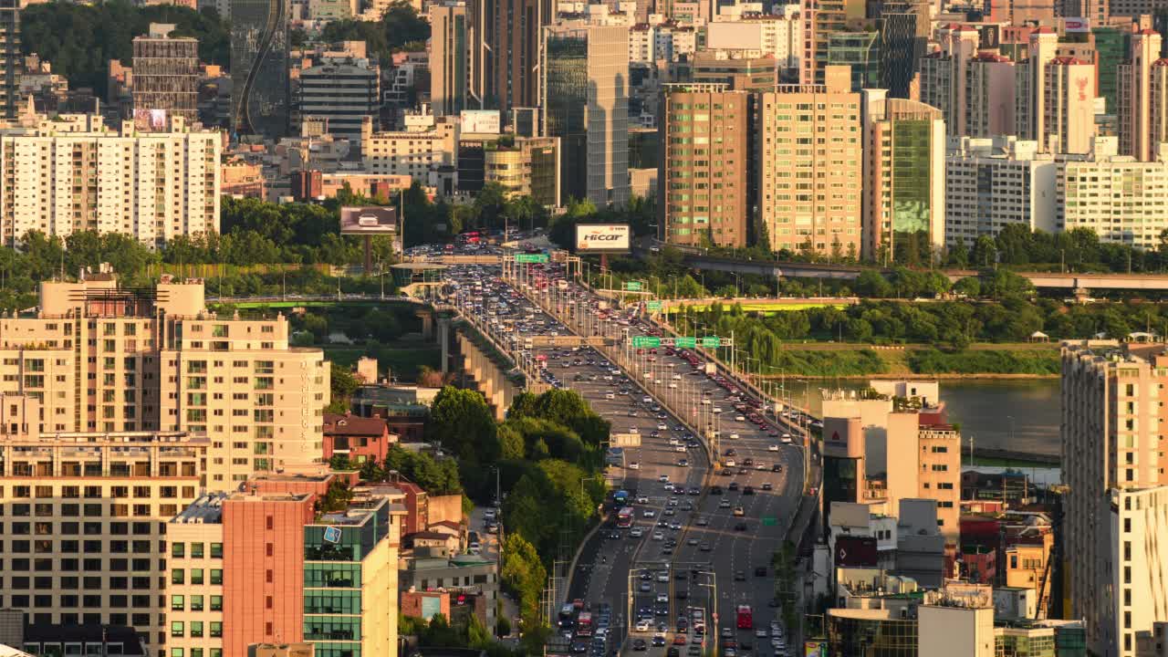 汽车出行:韩国首尔，汉南桥附近/龙山区和江南区视频素材