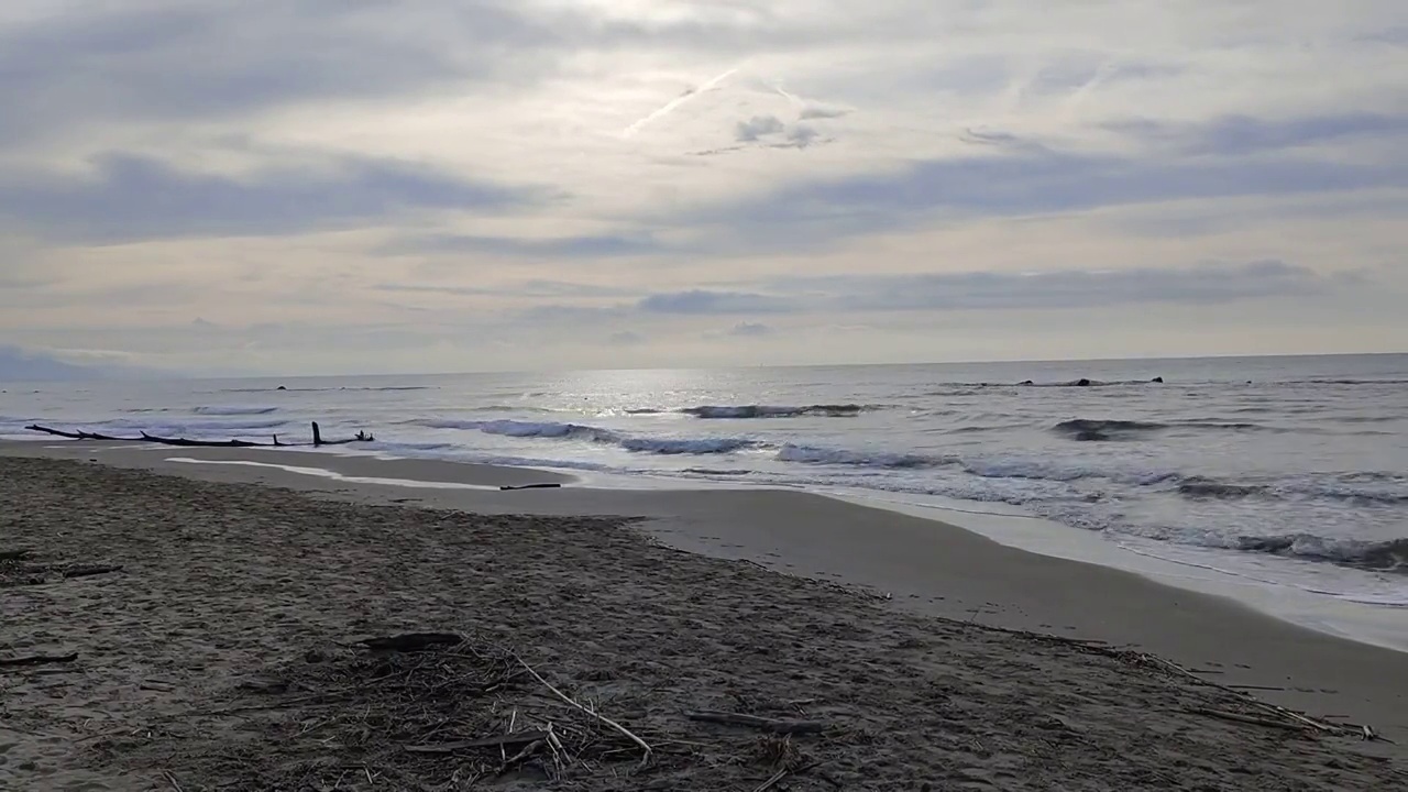 海岸特征，有沙滩和海浪视频素材