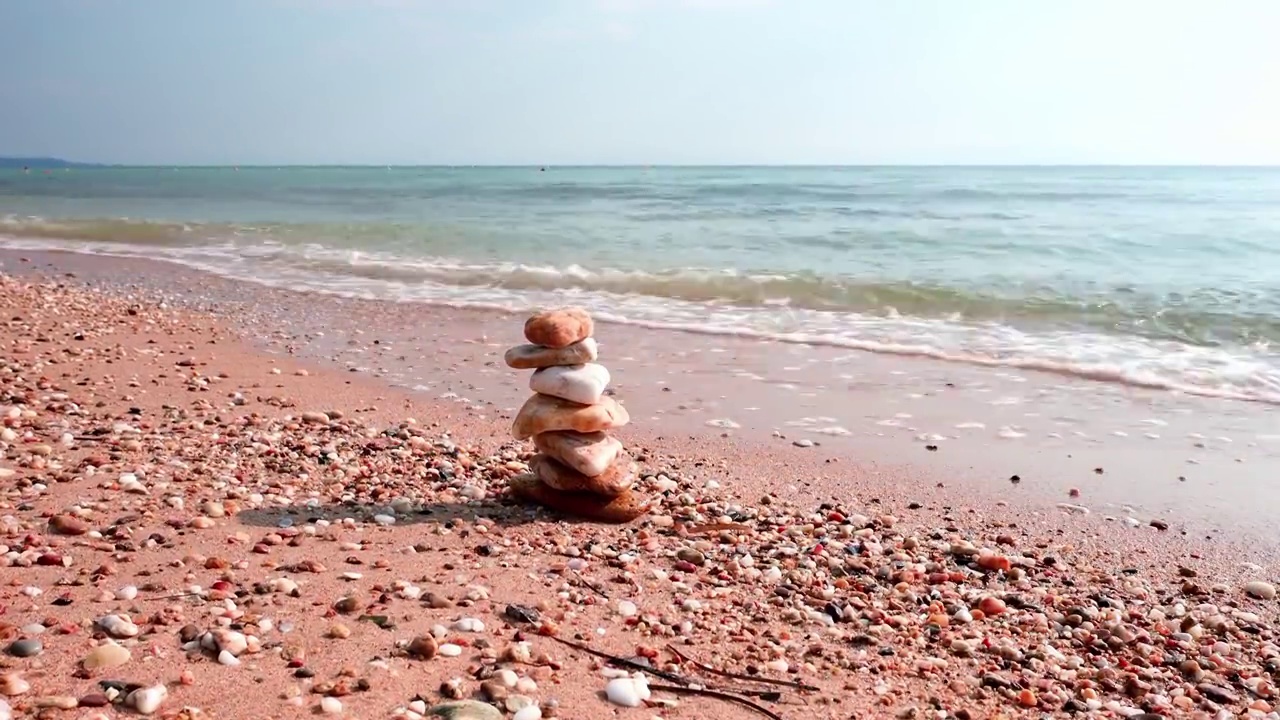 美丽的海浪涌上石头构图。希腊。视频素材