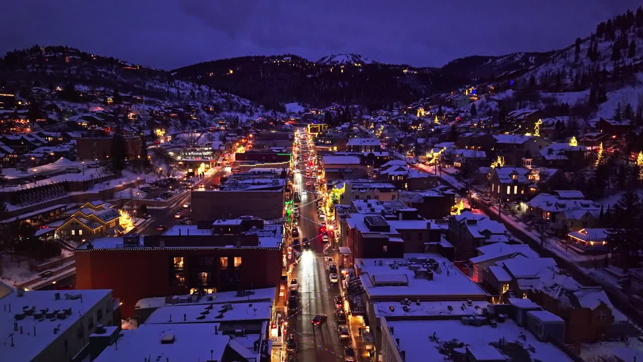 静态无人机拍摄的主要街道在公园城市，犹他州在一个雪夜视频素材