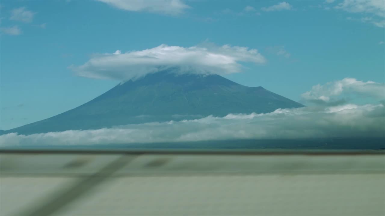 从日本东京的新干线上俯瞰富士山视频素材