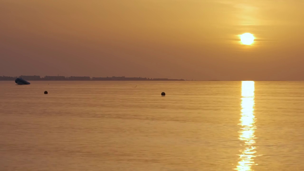 黄色的太阳从海面升起视频素材