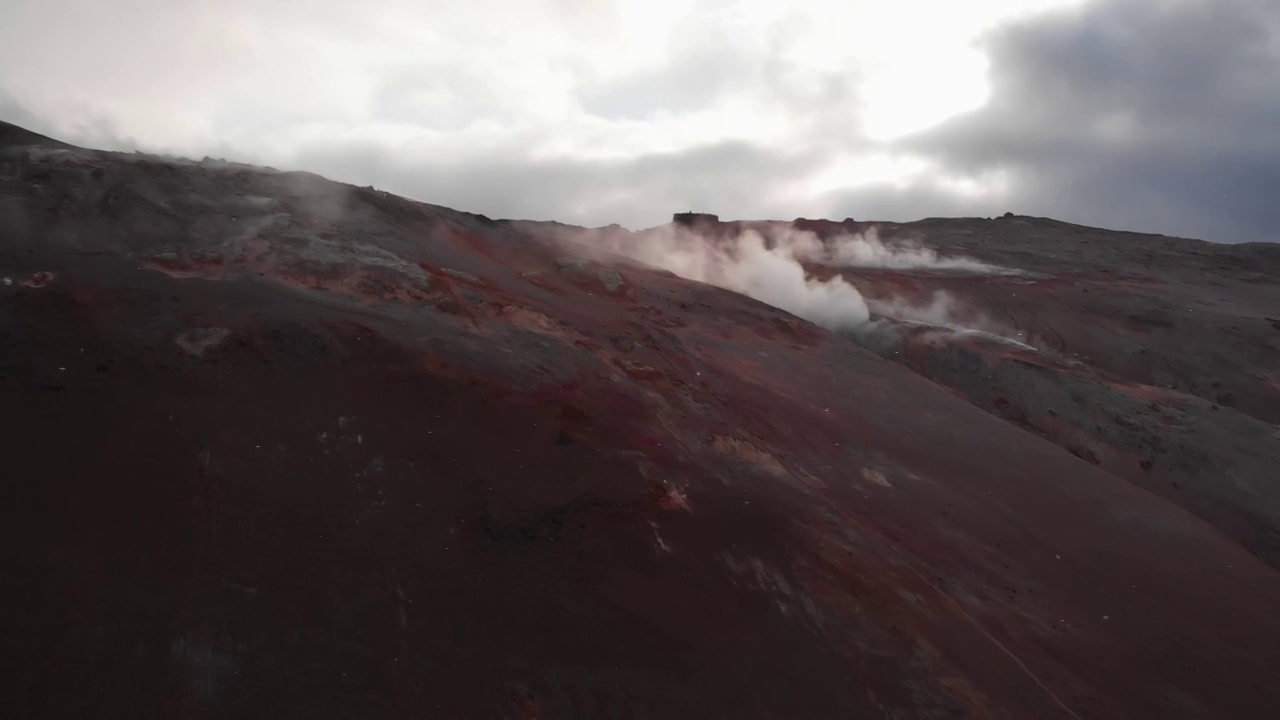 冒着热气的火山的镜头视频素材