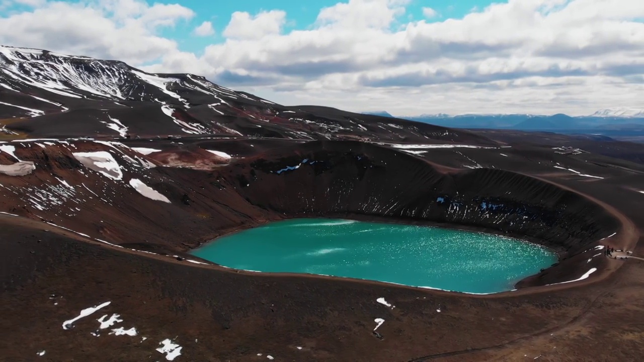 死火山中的湖泊视频素材