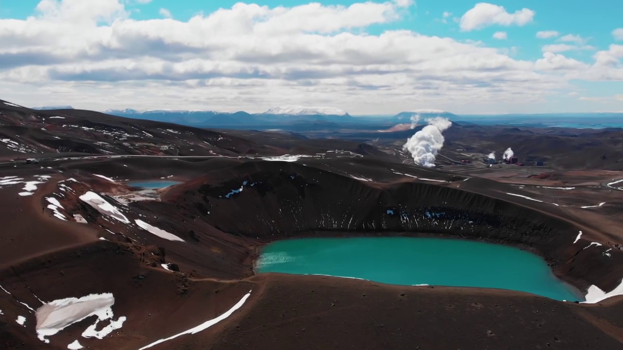 死火山中的湖泊视频素材