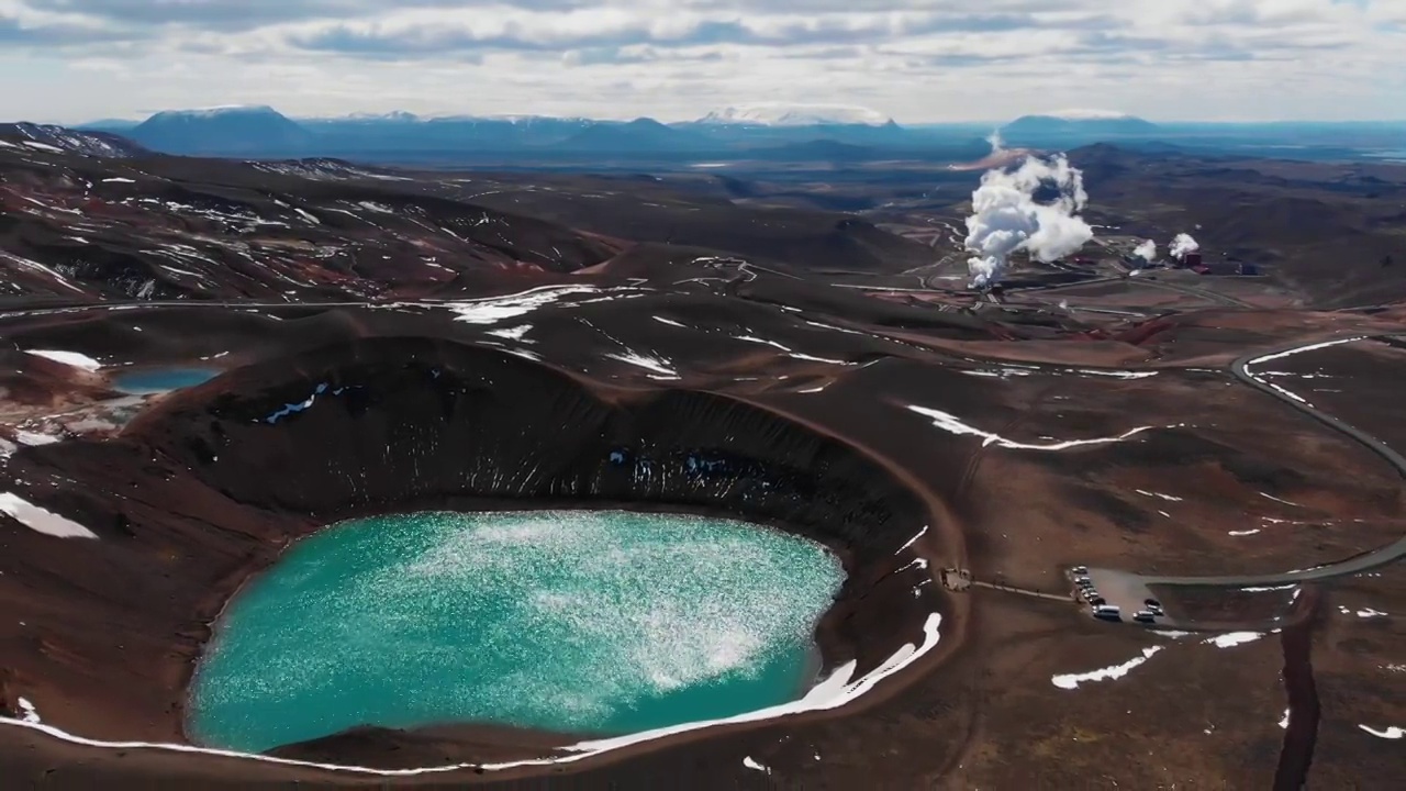 死火山中的湖泊视频素材