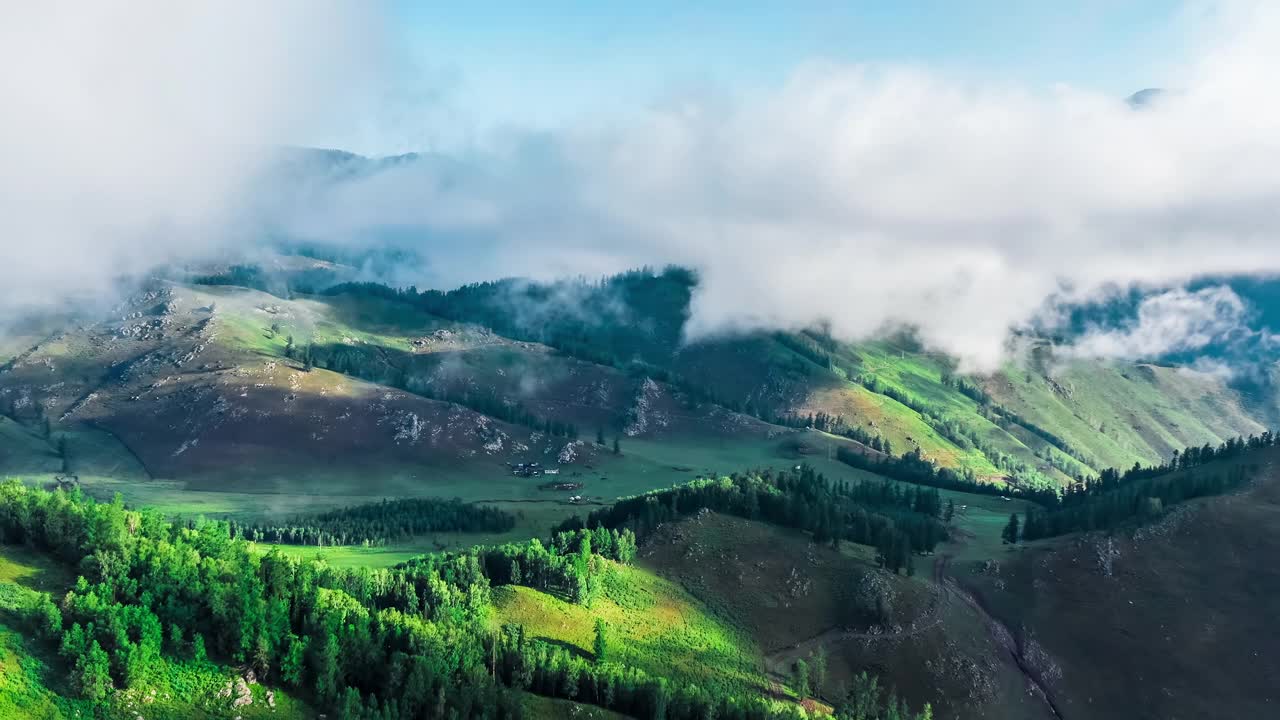 雾天空中拍摄的山上绿色森林视频素材