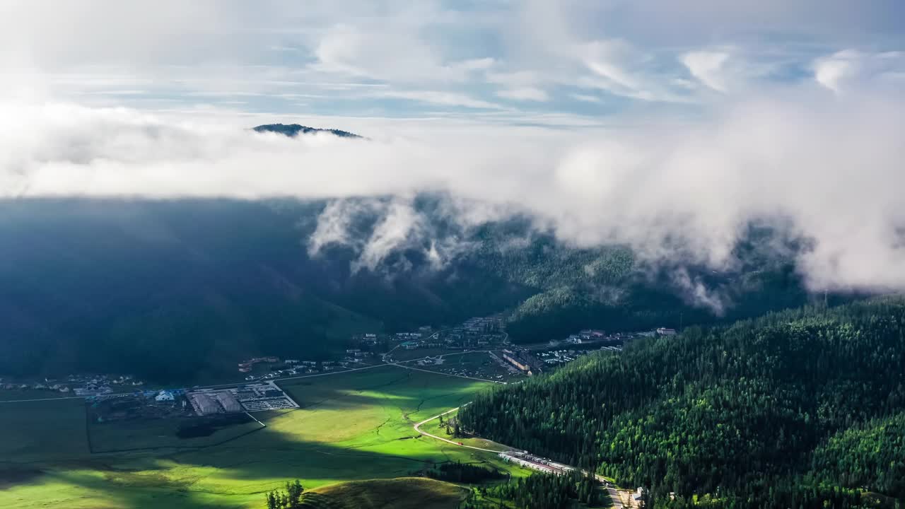 雾天空中拍摄的山上绿色森林视频素材