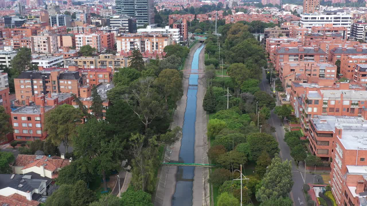 从无人机上看到的一个居民区的水渠Bogotá。视频下载