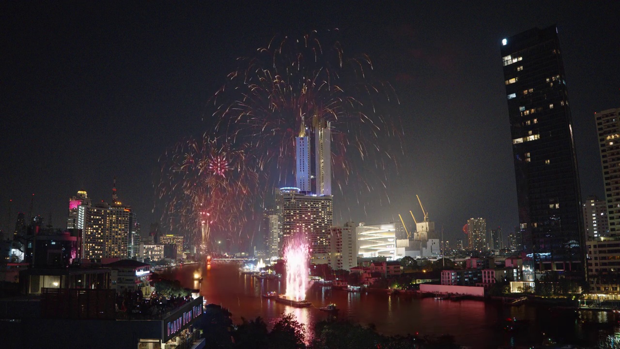 烟花新年在曼谷湄南河视频素材