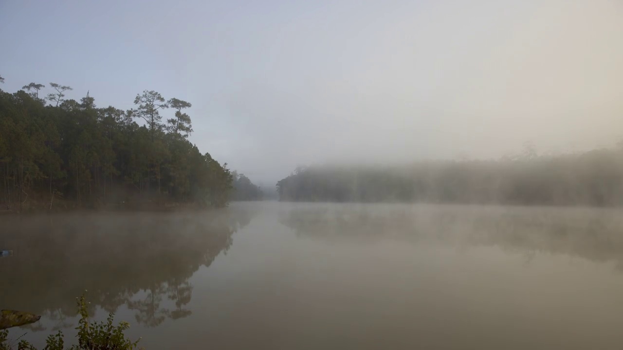 泰国北部湄洪山省卡拉燕华塔纳区，林产工业组织怀禅水库视频素材