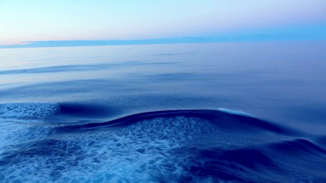 蓝色波浪背景。海平面平稳移动，形成了涟漪。视频素材