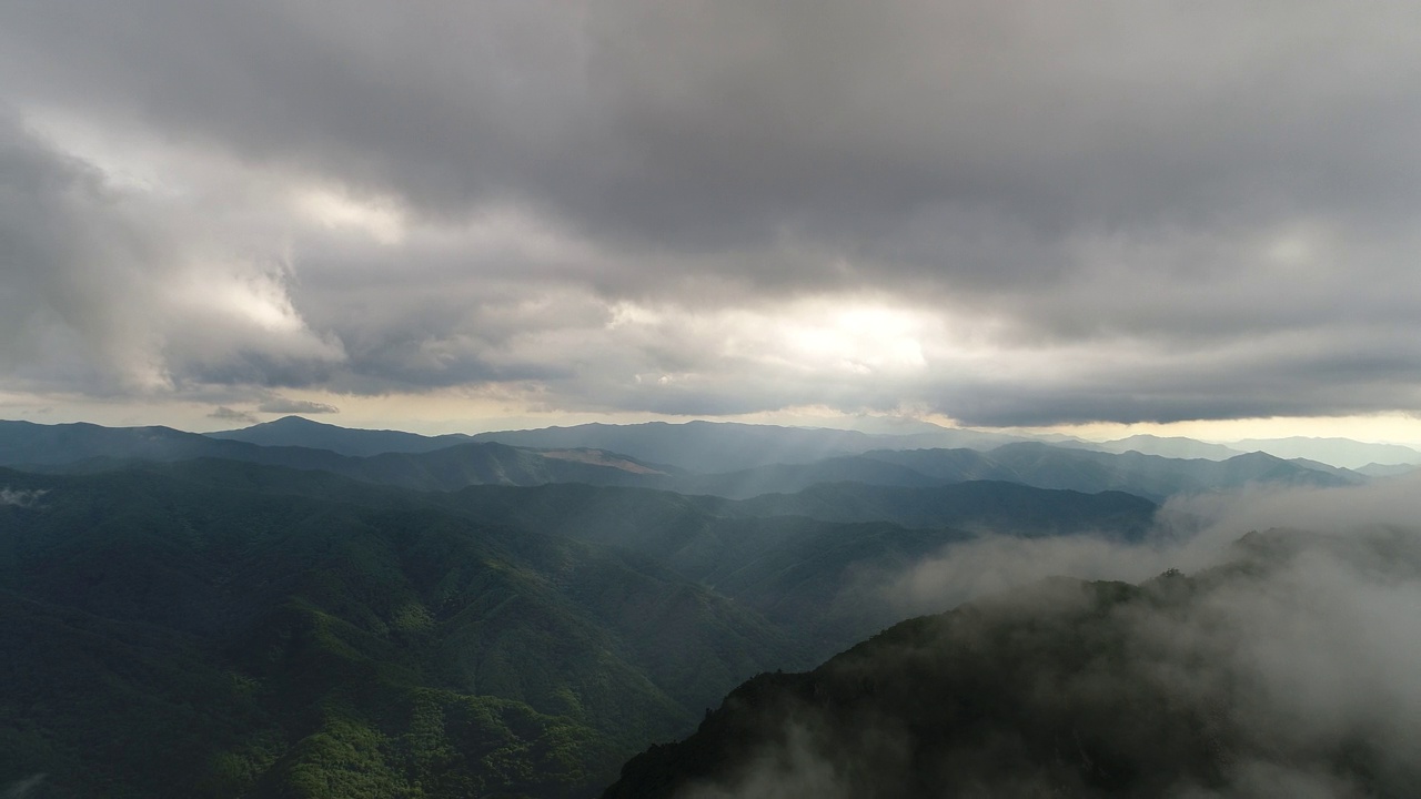 云海的万航斋山口风景/韩国江原道旌善郡视频素材