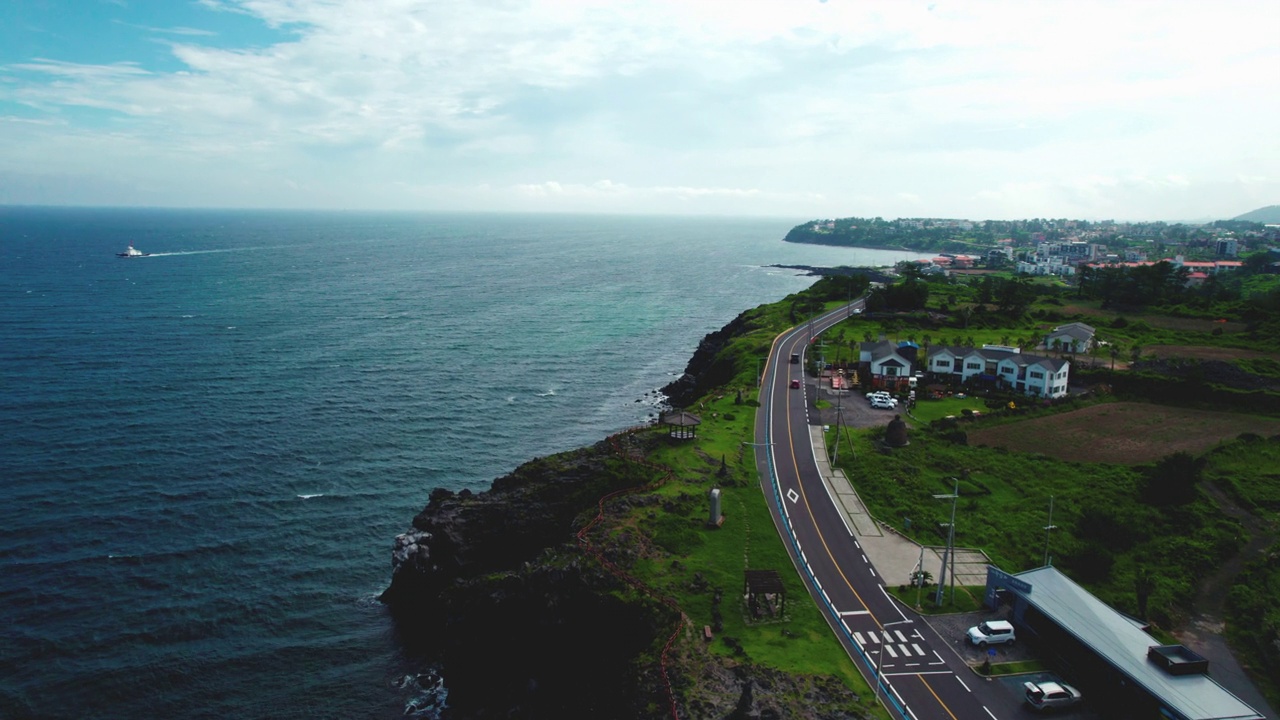 韩国济州岛，埃越郡/济州市，村庄和海边散步的夏季风景视频素材