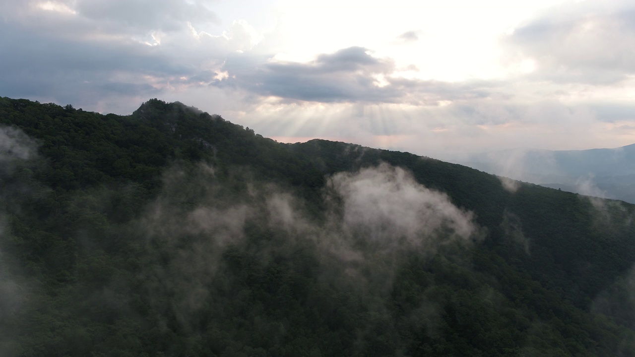 万杭斋山口和云海山景/韩国江原道旌善郡视频素材