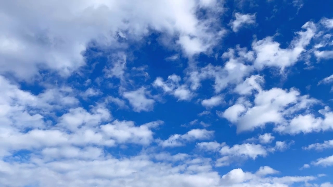 一簇积云在蓝天上扩散和漂移的镜头。在日本Cloudscape。视频素材