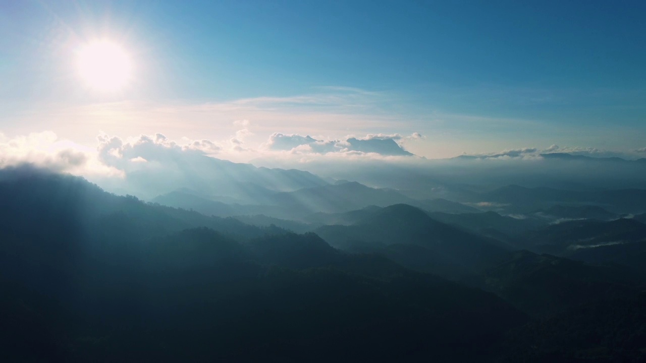 群山和晨雾视频素材