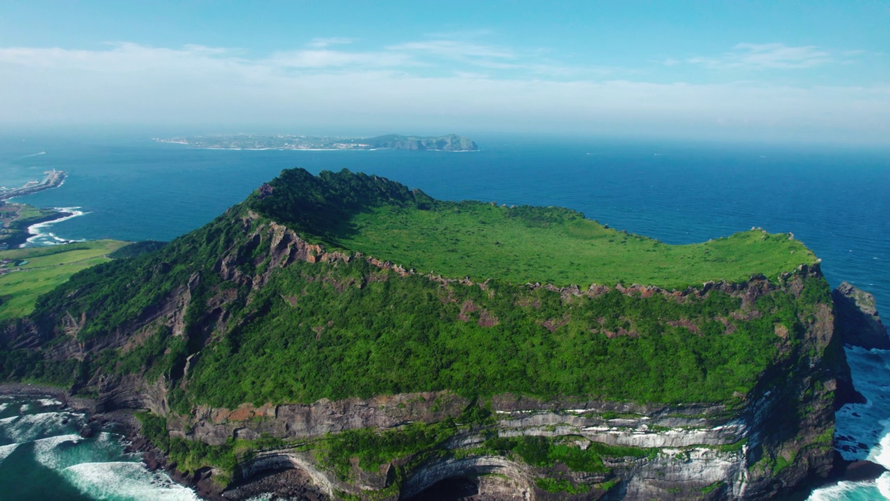 韩国济州城山郡/西归浦市的城山一秋峰凝灰岩锥，夏日的海景视频素材