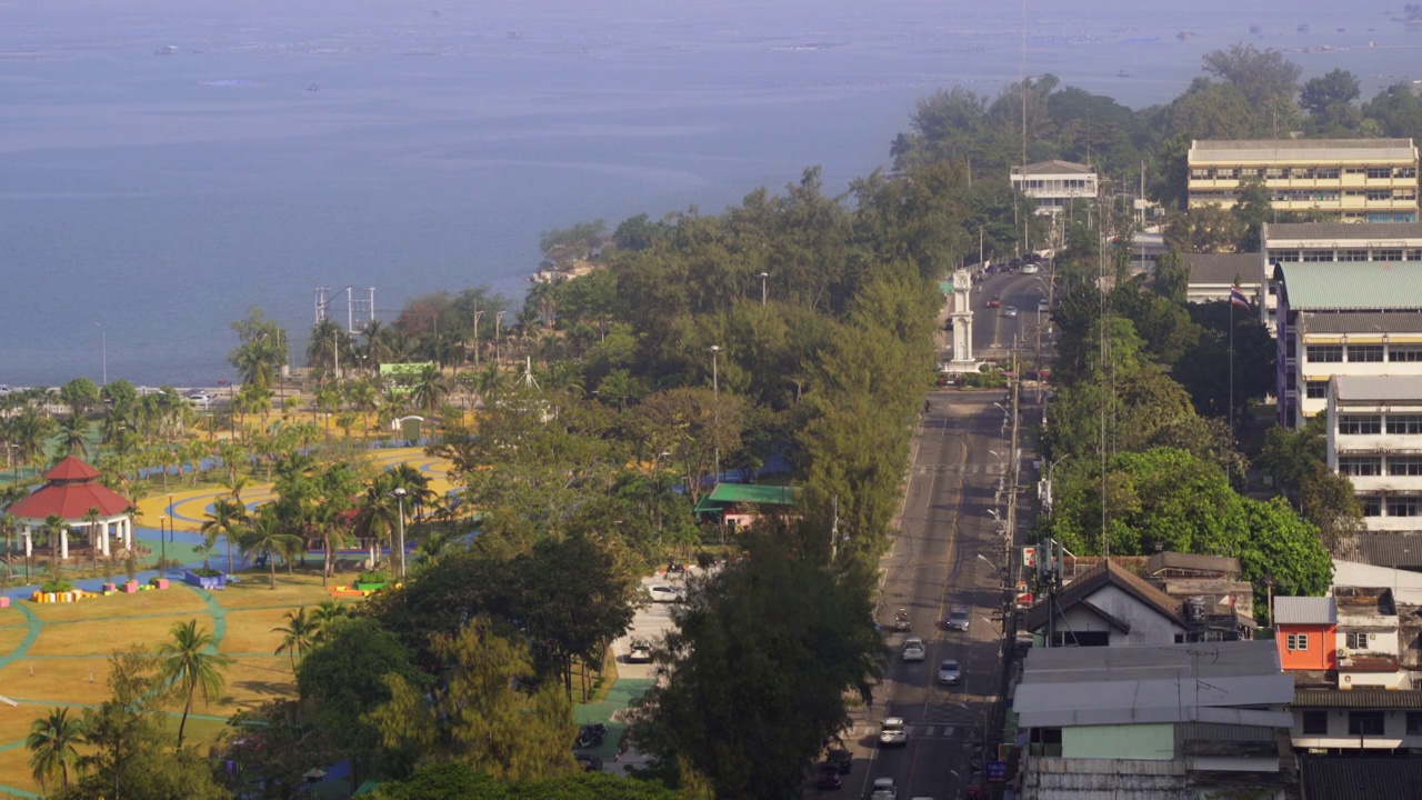 泰国Chon Buri, Sriracha海滩附近的公路鸟瞰图视频素材