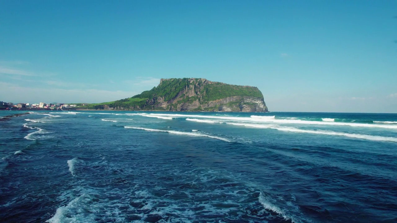 韩国济州城山郡/西归浦市的城山一秋峰凝灰岩锥，夏日的海景视频素材