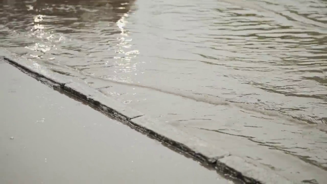 大雨过后街道被淹。气候变化。全球变暖。视频素材