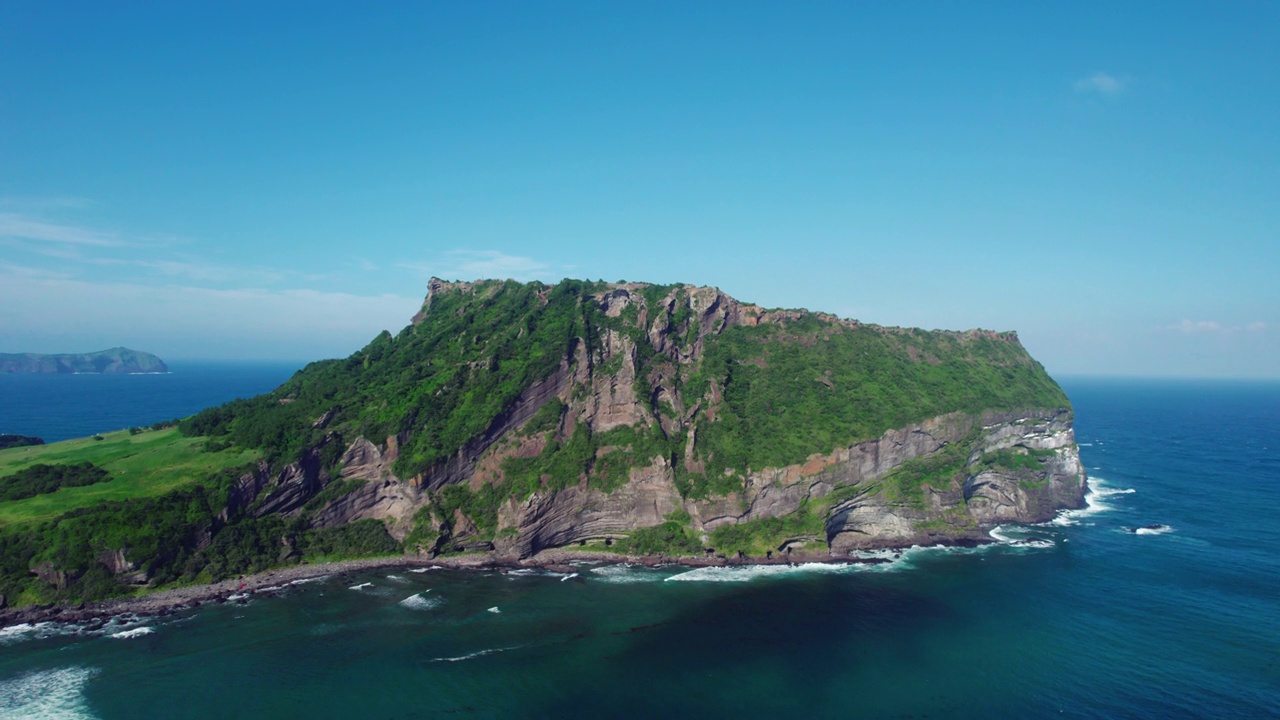 韩国济州城山郡/西归浦市的城山一秋峰凝灰岩锥，夏日的海景视频素材