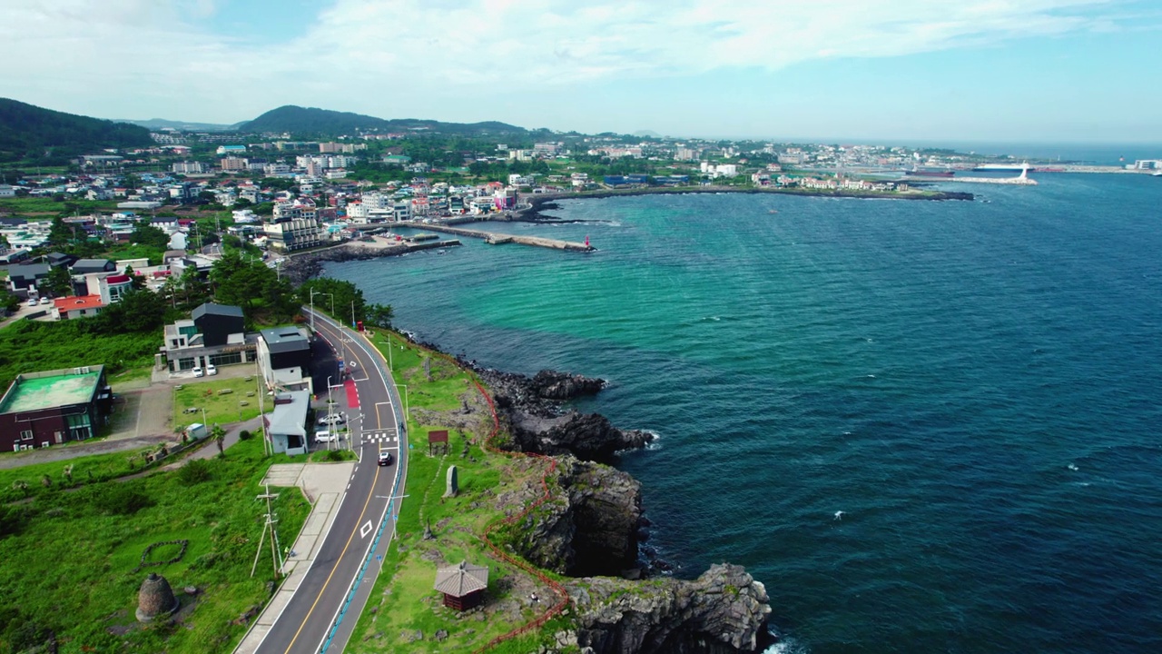 韩国济州岛，埃越港村周围的夏季风景和海岸散步视频素材