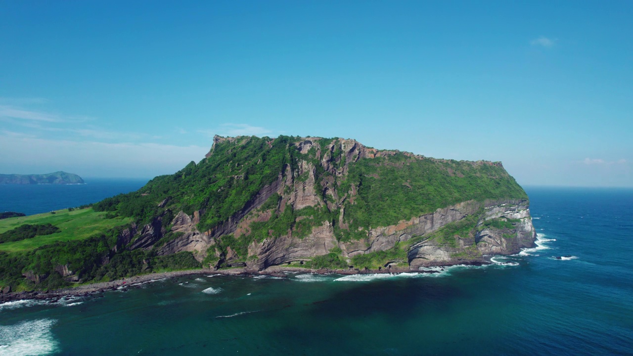 韩国济州城山郡/西归浦市的城山一秋峰凝灰岩锥，夏日的海景视频素材